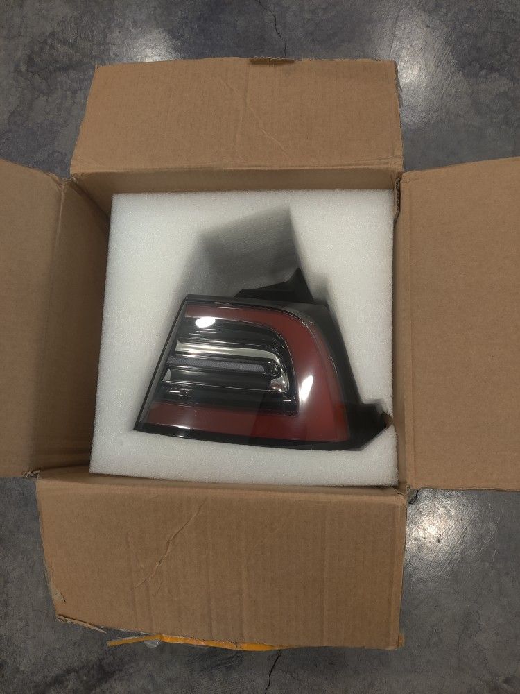 NEW 2017-2023 Tesla Model 3 LED Tail Light (4-Pin) Part#1077398, 1077400