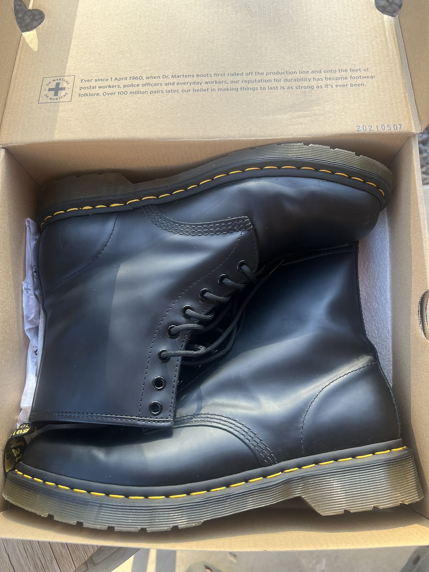 DR. MARTENS 1460 SMOOTH LEATHER LACE UP BOOTS