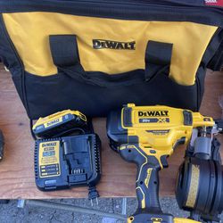 DEWALT 20V MAX Lithium-lon 15-Degree Cordless Roofing Nailer Kit with 2.0Ah Battery Charger and Bag New