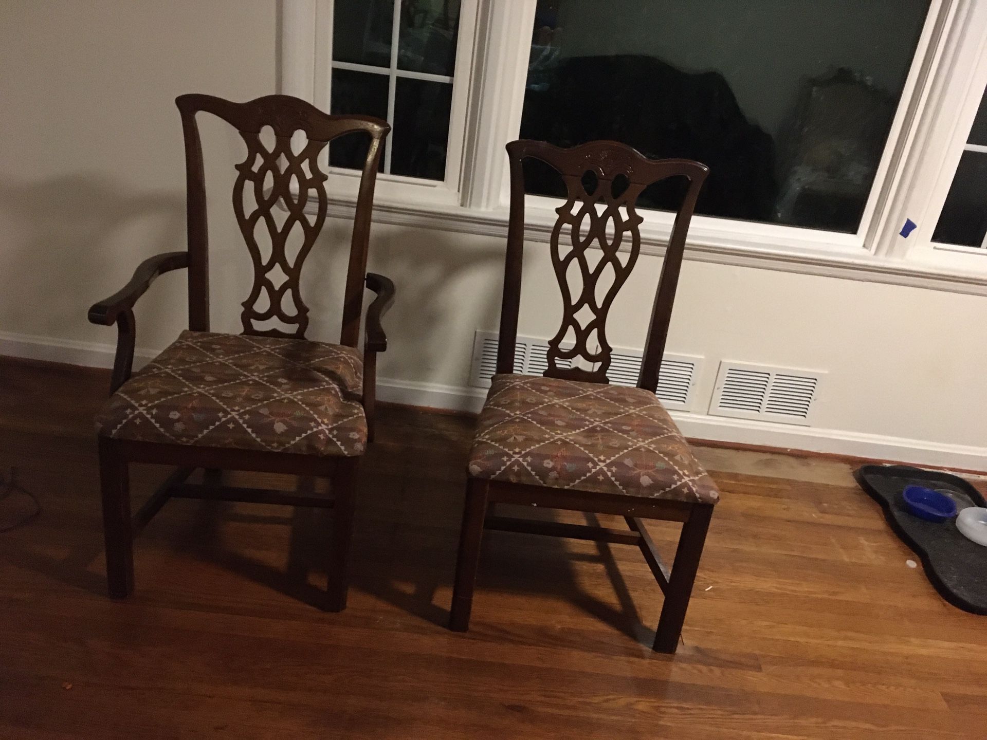 Dinning room chairs - 6 total/ Sillas Comedor
