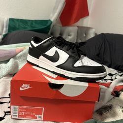 Nike dunks “pandas” 