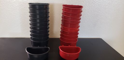 Poultry feeders / comederos para gallinas y gallos