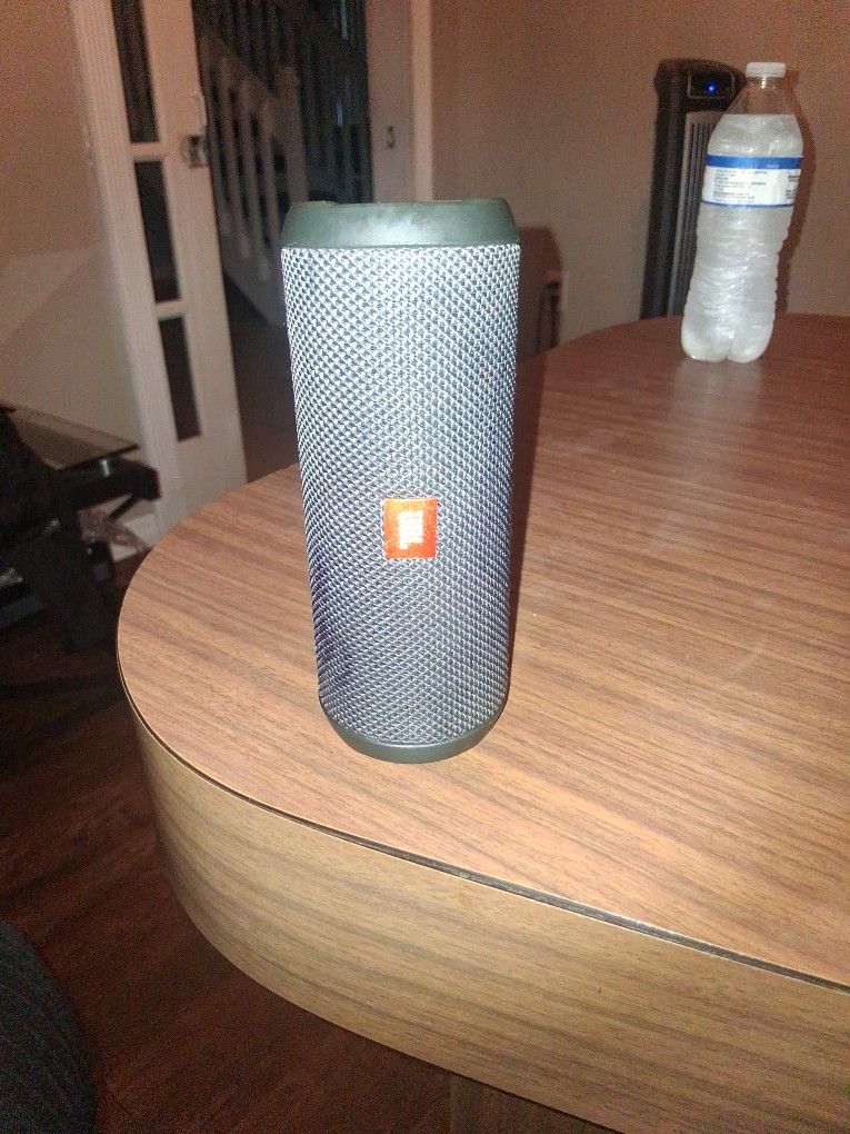 Jbl Flip Waterproof Speaker In Excellent Condition $39 Nothing Lower