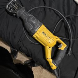Dealt Corded Saw saw 
