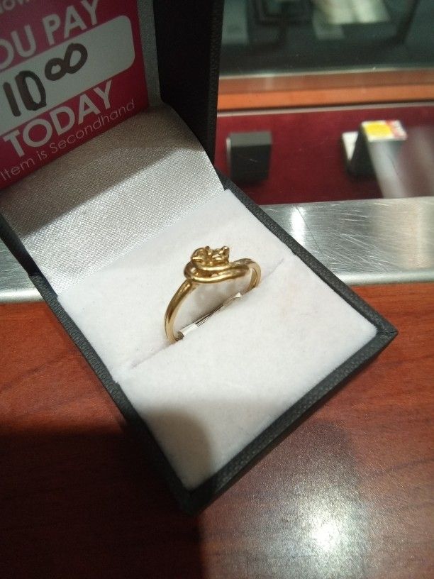 Ladys Ring 10k Gold. 1.9 Grams