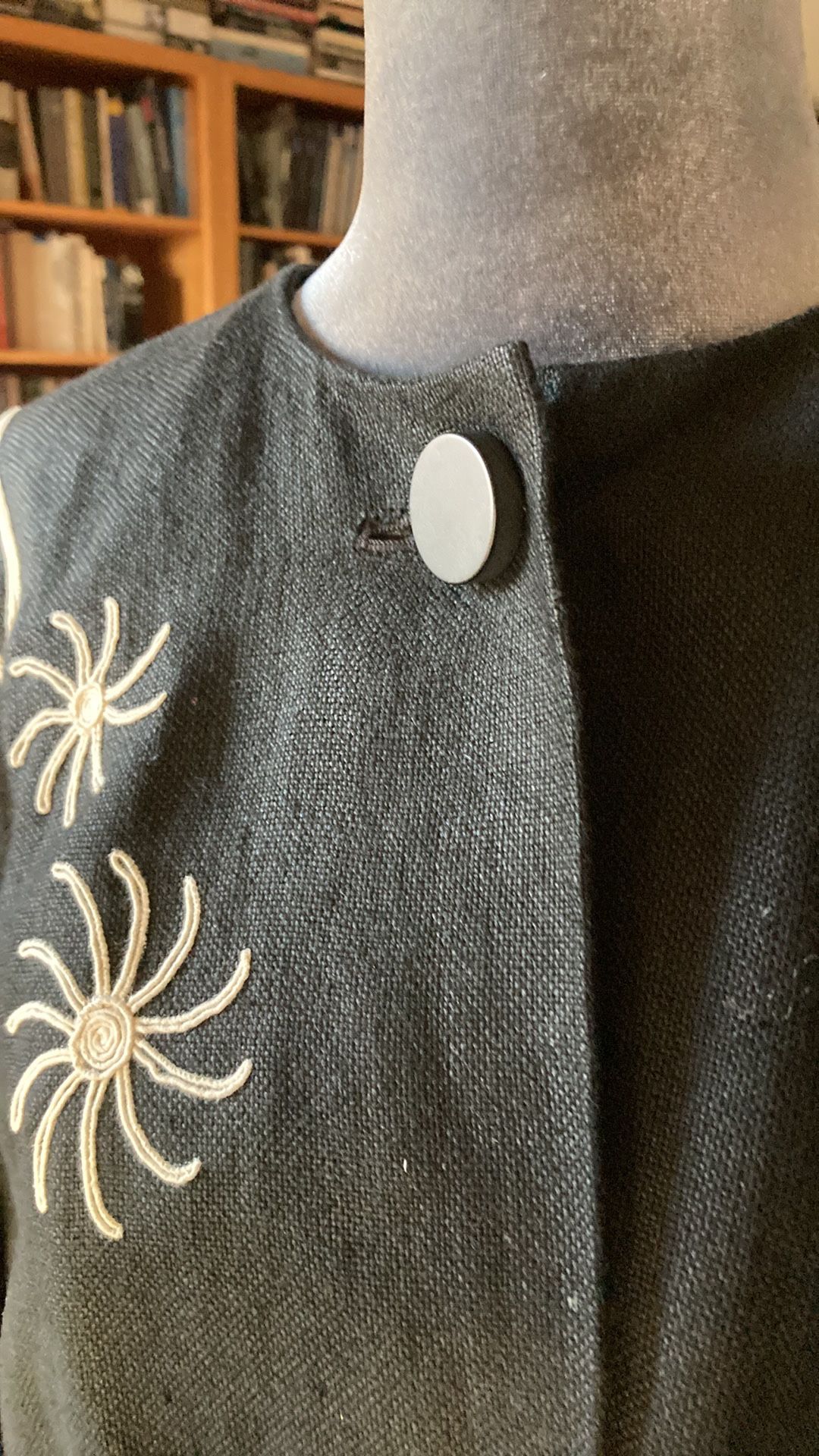 Linda Allard For Ellen Tracy Black White Embroidered Linen