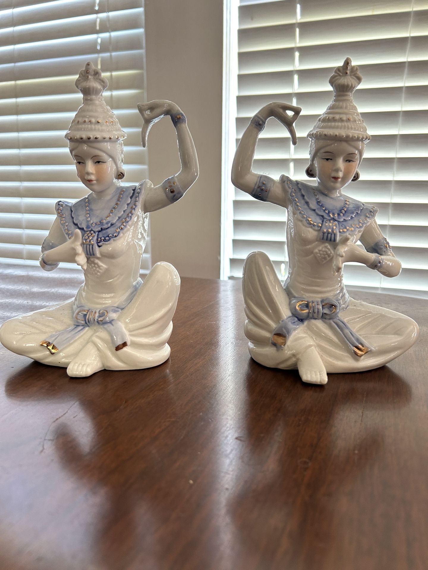 Yogi ladies 7 inch 12 pair of beautiful figurines