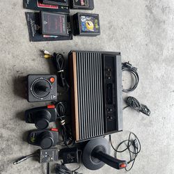 ORIGINAL ATARI GAME CONSOLE WITH CONTROLLERS / WIRES  AND 5 GAMES