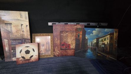 Five assorted decorative wall art pieces