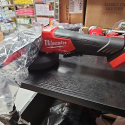 Milwaukee
M18 FUEL 18V Lithium-Ion Brushless Cordless 4-1/2 in./5 in. Grinder w/Paddle Switch (Tool-Only)