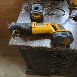 Dewalt 18 V saws all with battery and a charger in good working condition