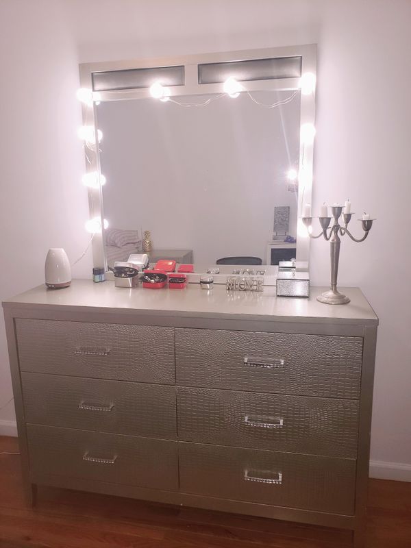 Silver dresser, mirror and lights for Sale in New York, NY OfferUp