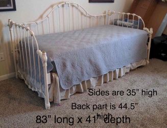 Day bed w/ trundle