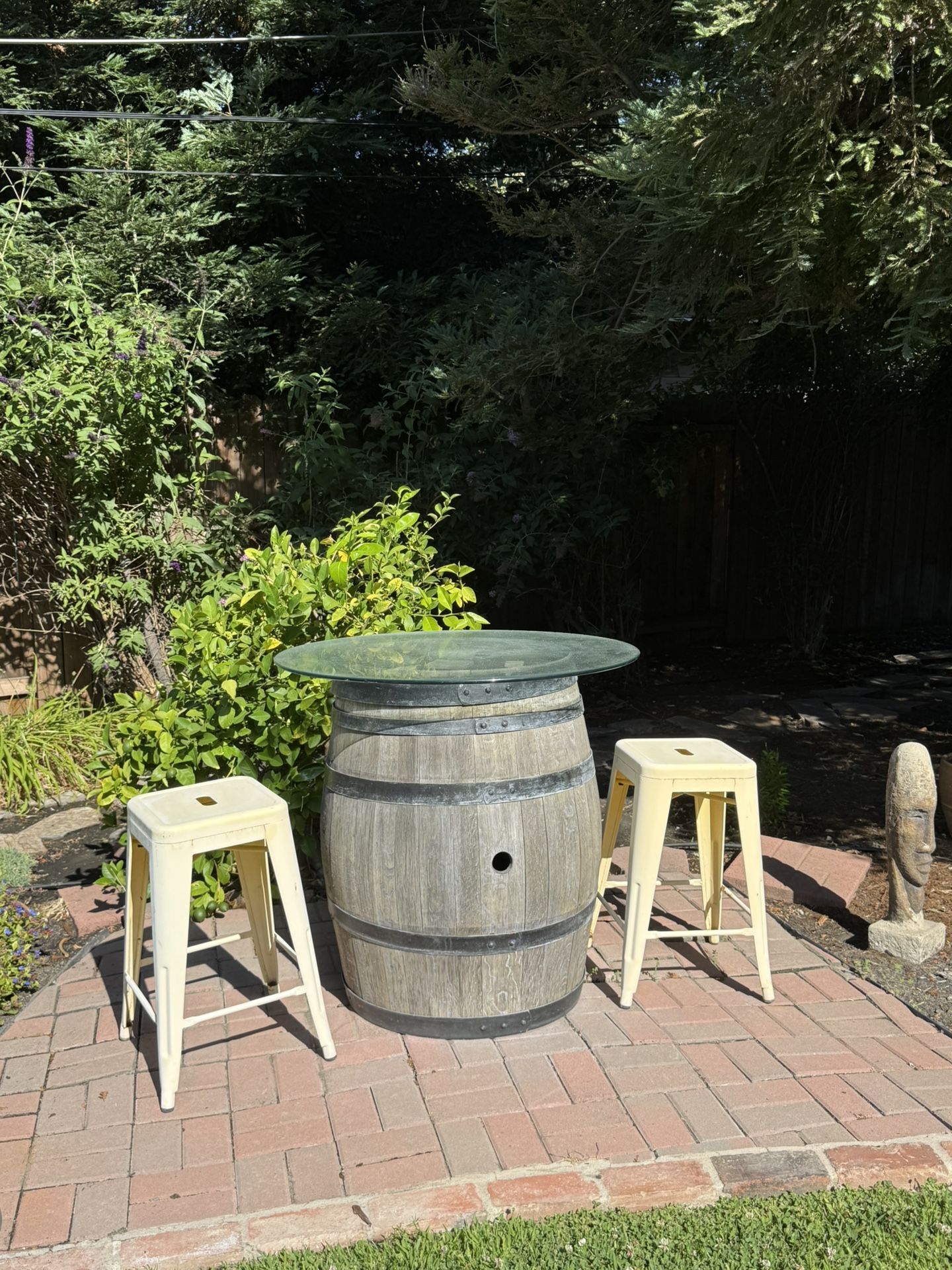 Barrel Table With Glass and 2 Metal Stools