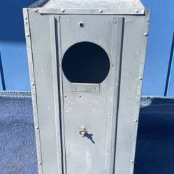 Metal Nest Box … Great Condition ! Med Parrot or Conure / Ringneck Size ! 