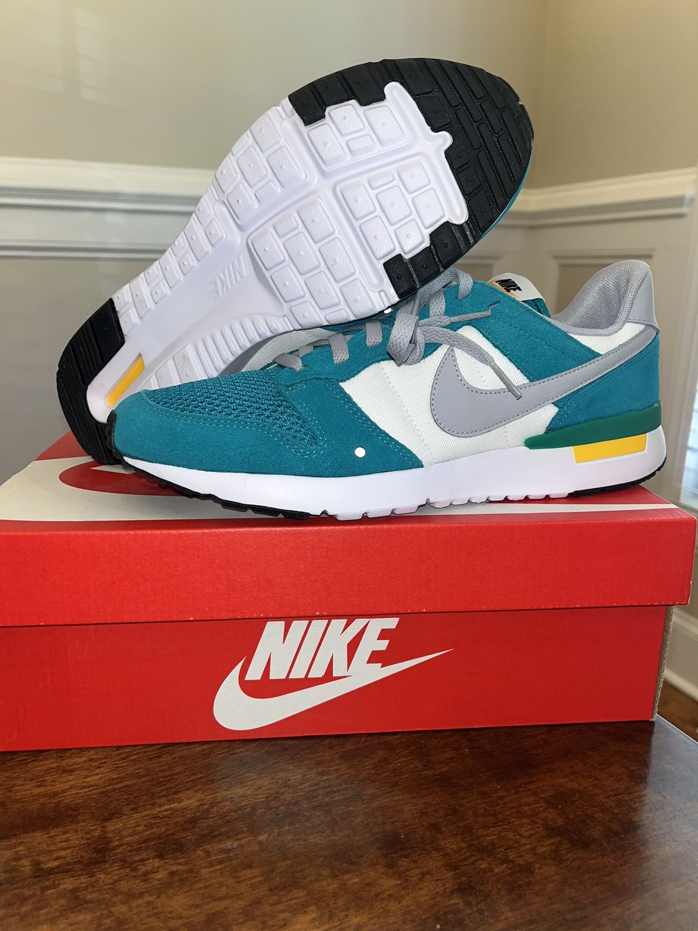 Brand new sz 10 Nike Archive 83