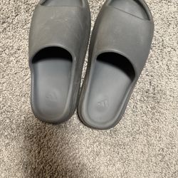 Yezzy slides size 8