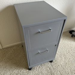Metal Filing Cabinet W Lock/keys