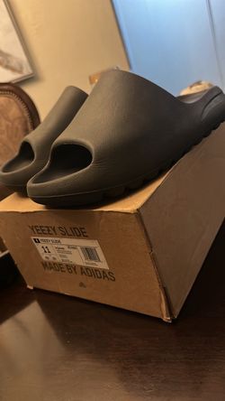 Adidas Yeezy Slide Onyx size 11