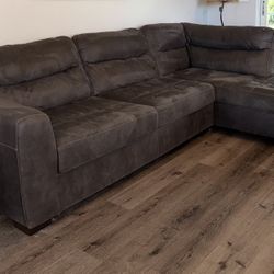 Like New Modern L-Shaped Sectional Couch- Like New condition 