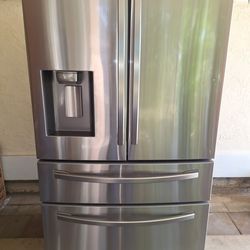 Samsung refrigerator like new