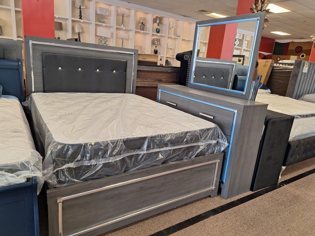 B214.... Queen Bed Dresser And Mirror