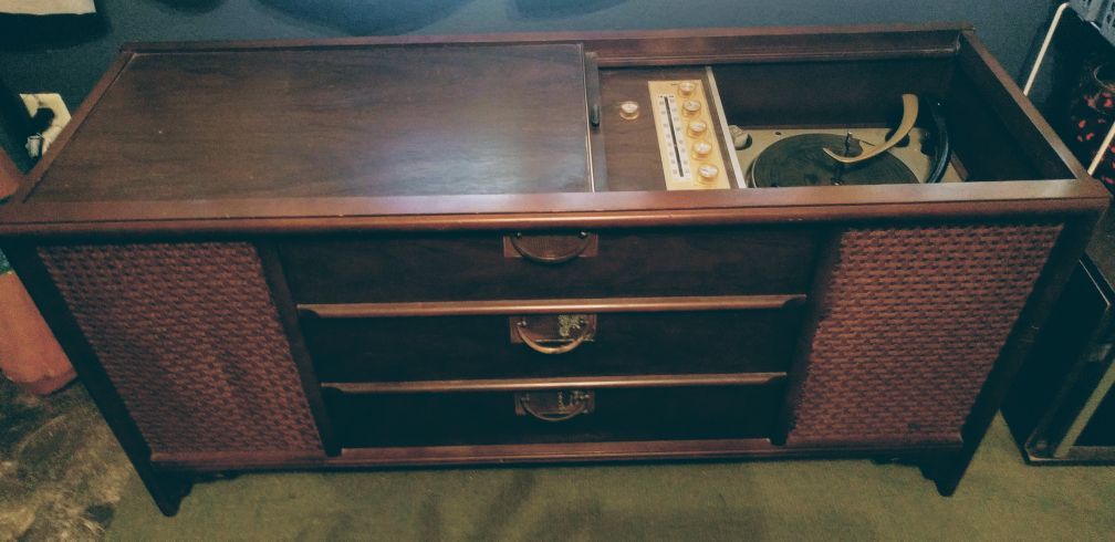 Vintage MAGNAVOX Console Stereo Record Player Cabinet