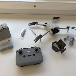 DJI Mini 4 Pro Fly More Package