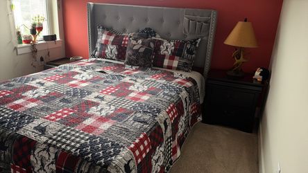 Gray Tufted Upholstered Bed Frame with Headboard