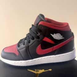 Brand New Air Jordan 1 Mid – boys  size 4