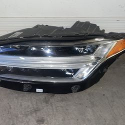 Volvo XC90 headlights