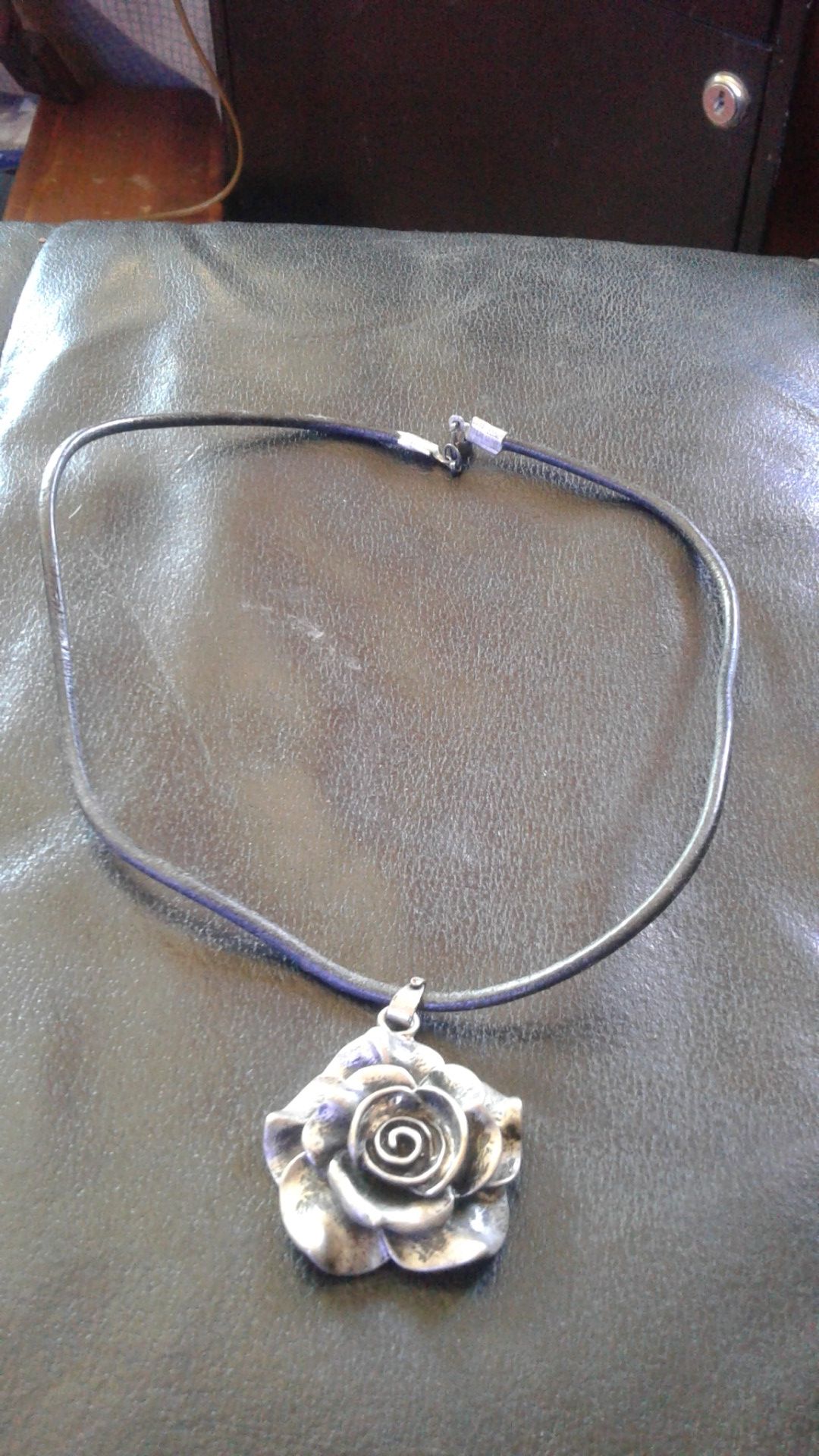 Flower choker