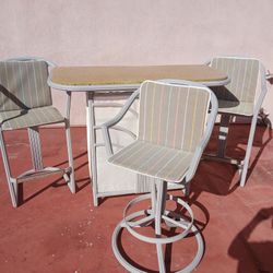 Bar & 3 Stools 