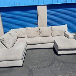 Modern Huge Sectional Couch 🛋️ Very Clean, 