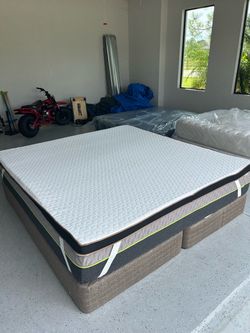 King Memory Foam & Mattress topper & Box spring I can deliver Topper is less than month old retail $175 Memory foam is is great shape see pics had