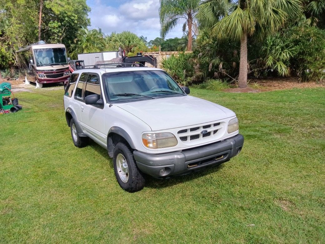 2000 Ford Explorer