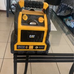 CAT 200 WATT/ 1000 Peak Battery AMP