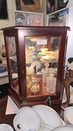 Pulaski Tabletop Lighted Curio Cabinet Hutch. Bombay Style. With One Glass Shelf.