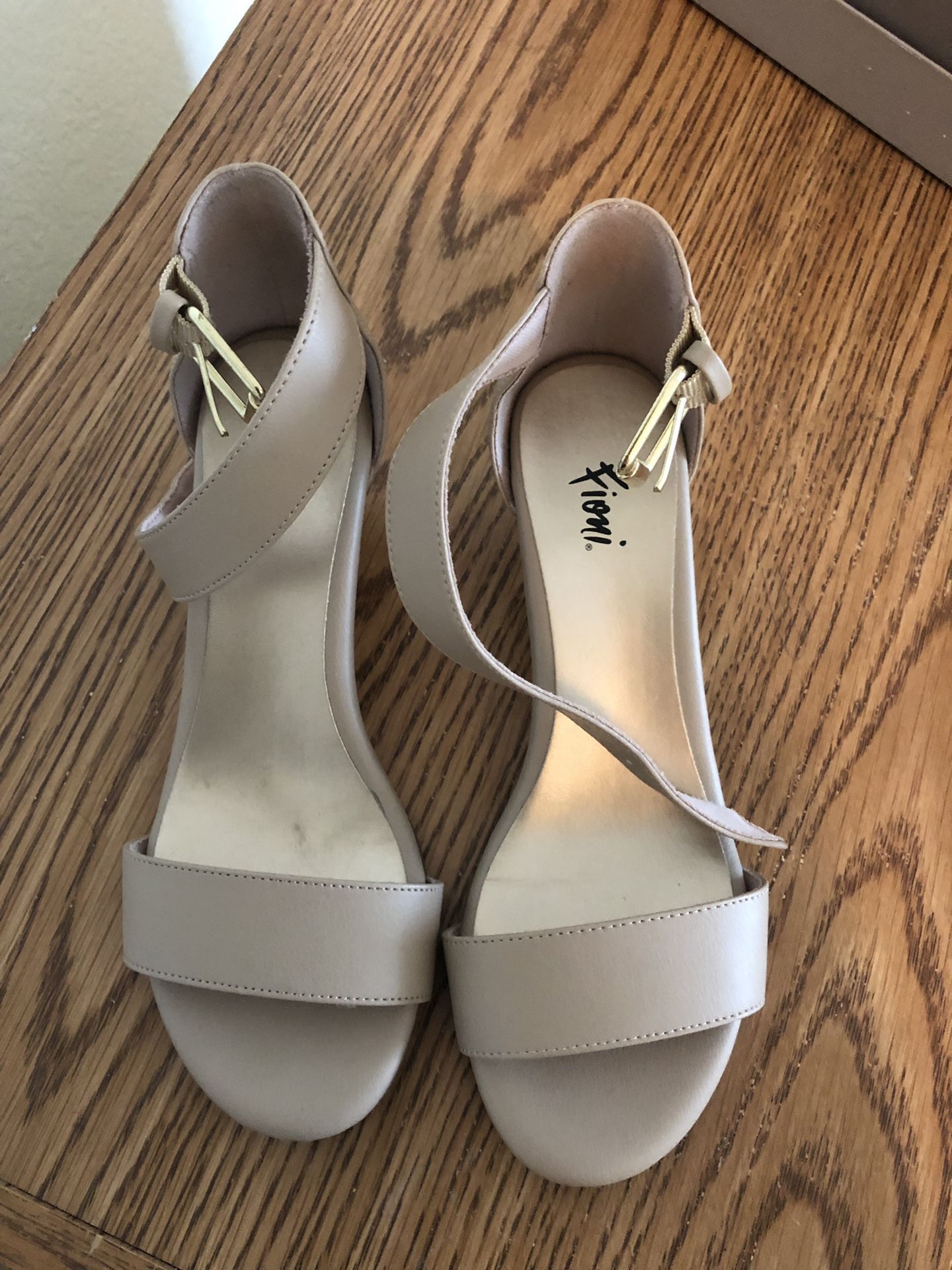 Women’s sandal size 6M