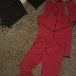 Red Nike tech set