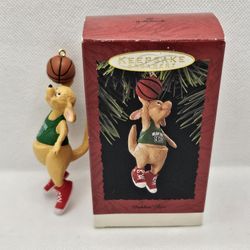 Hallmark Keepsake Ornament kangaroo Dunkin Roo Christmas 1993 basketball ball

Ornament is in excellent condition, no flaws 
Box is in good condition,