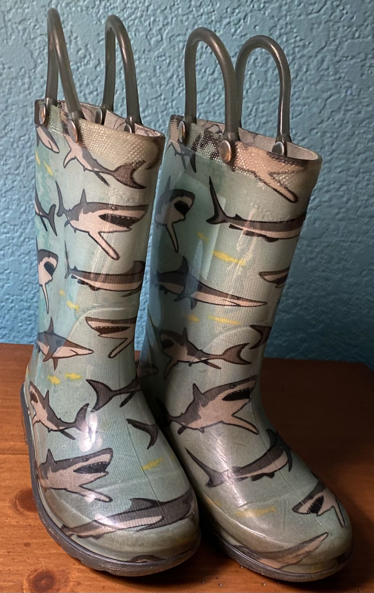 Light-Up Rain Boots Western Chief Kids Shark – Toddler Size 8 🦈