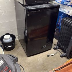 Mini fridge 