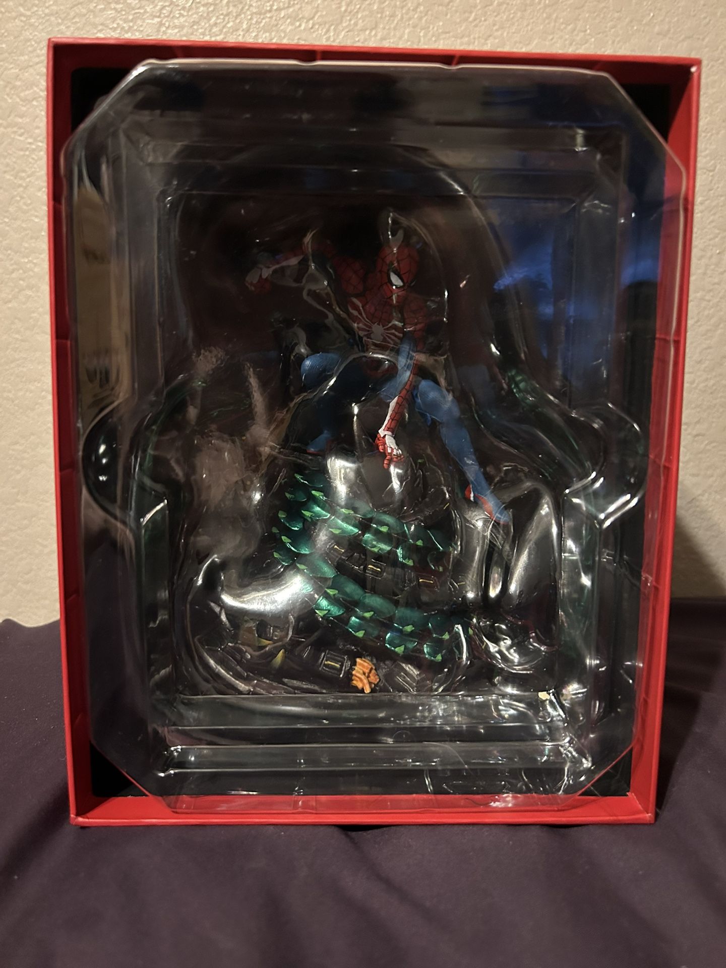 Insomniac Marvel’s Spider-Man Collector’s Edition Statue & Art book