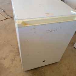 Ge mini fridge