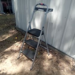 Heavy Duty Rubbermaid Step Ladder With Work Tray, Great Condition. $20.00.