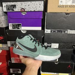 DS Kobe 4 Protro Girl Dad size 9.5 (Left Shoe Has Fading)