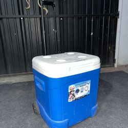 Igloo Ice Cube 60 Quart Roller Cooler