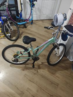 Schwinn Luius Hybrid Bike, Mens and Womens Bike, 21-Speed Hybrid Bicycle, Aluminum Frame, Suspension Seat, Alloy Linear Pull Brakes, Adult Bicycle， wi