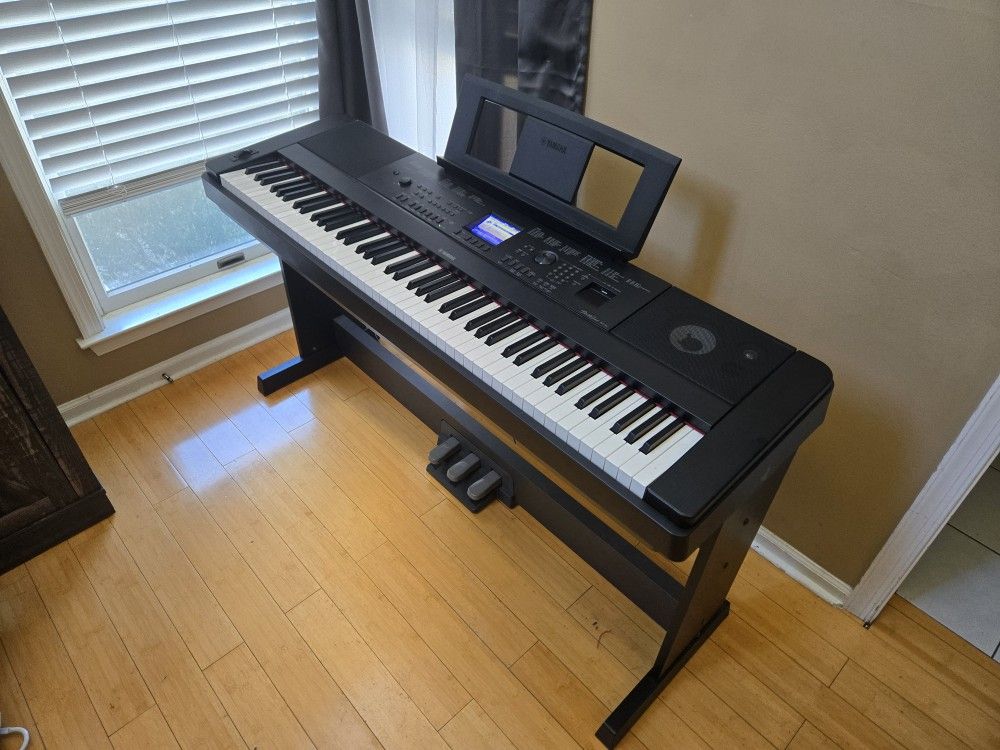 Yamaha DGX-660 Keyboard Piano + Accessories